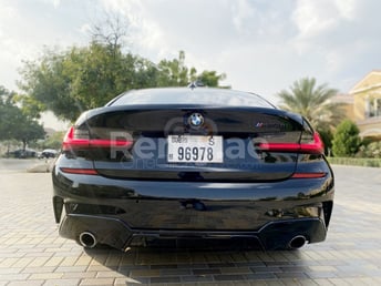 Noir BMW 3 Series en location à Dubai 2