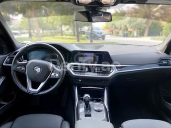 أسود BMW 3 Series للإيجار في Dubai 4