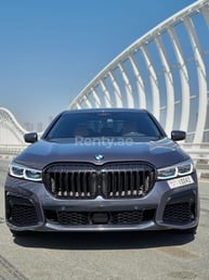 Серый BMW 7 Series в аренду в Abu-Dhabi 0