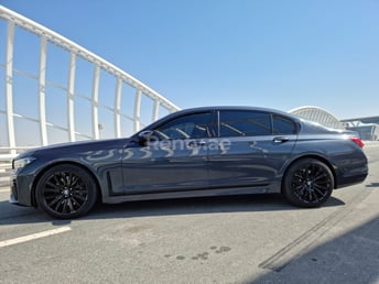 Gris BMW 7 Series en alquiler en Dubai 1