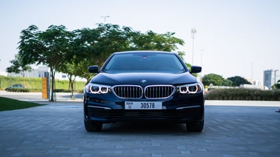 Черный BMW 5 Series в аренду в Abu-Dhabi 0