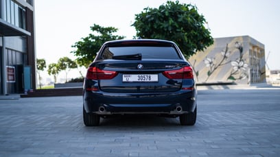 Negro BMW 5 Series en alquiler en Abu-Dhabi 2