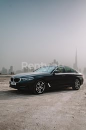 أسود BMW 5 Series للإيجار في Dubai 0