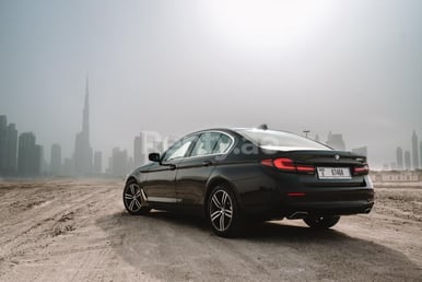 Negro BMW 5 Series en alquiler en Abu-Dhabi 1