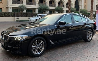 Черный BMW 5 Series 520 в аренду в Dubai