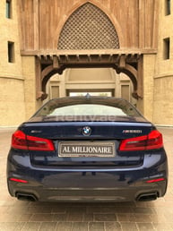 أسود BMW 5 Series M550 للإيجار في Abu-Dhabi 0