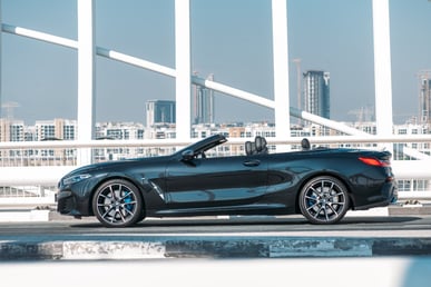 在Dubai租赁黑色 BMW 840i cabrio 1