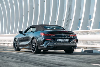 Schwarz BMW 840i cabrio zur Miete in Dubai 3