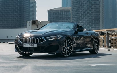 在Sharjah租赁黑色 BMW 840i cabrio