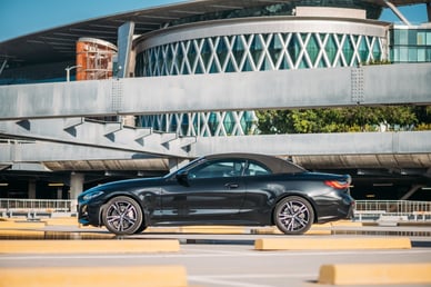 在Dubai租赁黑色 BMW 430i cabrio 1