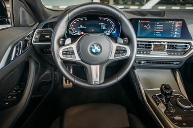 Schwarz BMW 430i cabrio zur Miete in Abu-Dhabi 3