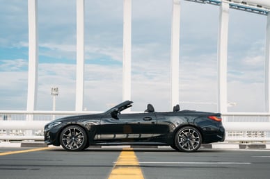 Schwarz BMW 430i cabrio zur Miete in Abu-Dhabi 1