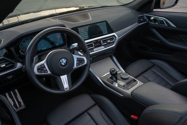 أسود BMW 430i cabrio للإيجار في Abu-Dhabi 4