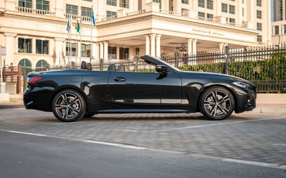 Черный BMW 430i cabrio в аренду в Sharjah 1