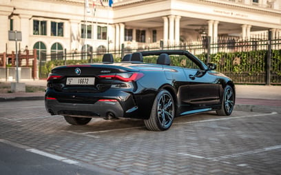 Schwarz BMW 430i cabrio zur Miete in Dubai 2