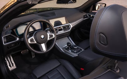 Schwarz BMW 430i cabrio zur Miete in Dubai 5