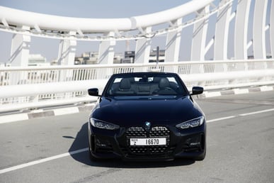 Schwarz BMW 430i cabrio zur Miete in Sharjah 1