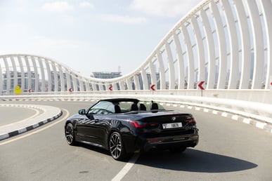 Noir BMW 430i cabrio en location à Sharjah 2