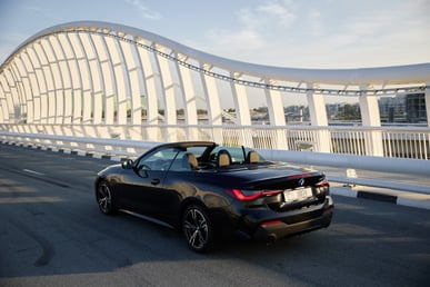 Noir BMW 430i cabrio en location à Dubai 2