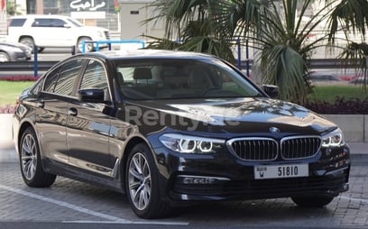 Noir BMW 520I en location à Dubai