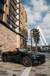 在Sharjah租赁黑色 BMW 4M Sport Competition cabrio 6