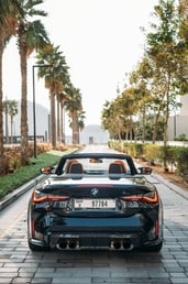 Noir BMW 4M Sport Competition cabrio en location à Sharjah 7