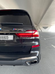 Schwarz BMW X7 M50i zur Miete in Dubai 4