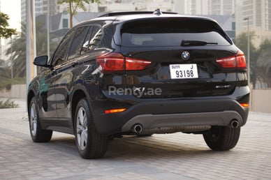 أسود BMW X1 للإيجار في Dubai 2