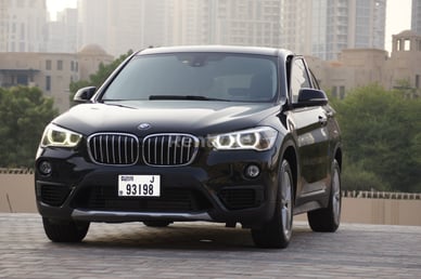 Schwarz BMW X1 zur Miete in Dubai 3