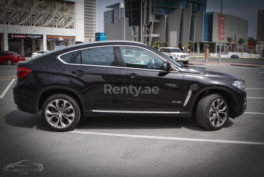 在Sharjah租赁黑色 BMW X6 2