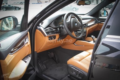 在Dubai租赁黑色 BMW X6 3