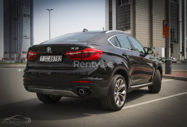 Schwarz BMW X6 zur Miete in Dubai 5