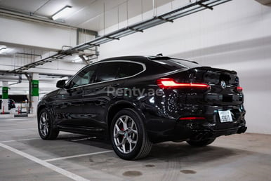 在Abu-Dhabi租赁黑色 2020 BMW X4 with X4M Body Kit 3