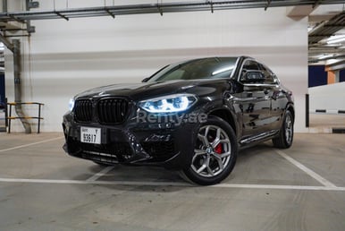 Noir 2020 BMW X4 with X4M Body Kit en location à Dubai 6