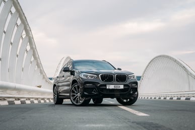 Черный BMW X4 в аренду в Dubai 0