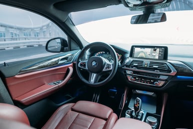 Nero BMW X4 in affitto a Dubai 5