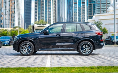 Noir BMW X5 en location à Abu-Dhabi 1