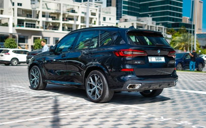 Schwarz BMW X5 zur Miete in Dubai 2