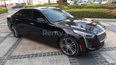 Negro Cadillac CT6 en alquiler en Dubai 1