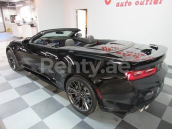 在Sharjah租赁黑色 Chevrolet Camaro convertible 2