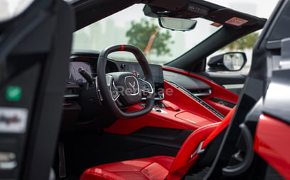 Schwarz Chevrolet Corvette Spyder zur Miete in Dubai 1