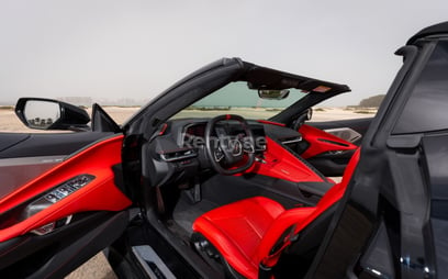 Noir Chevrolet Corvette Spyder en location à Abu-Dhabi 3