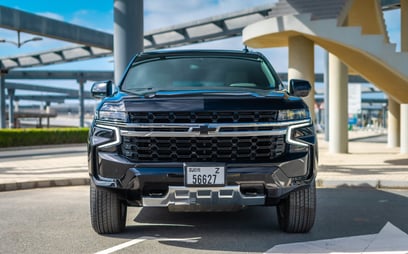 Negro Chevrolet Tahoe en alquiler en Sharjah 0