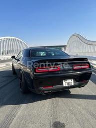 Schwarz Dodge Challenger V6 zur Miete in Dubai 2