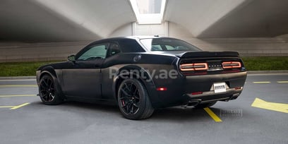 أسود Dodge Challenger للإيجار في Abu-Dhabi 1