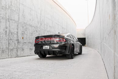 Schwarz Dodge Charger zur Miete in Abu-Dhabi 2