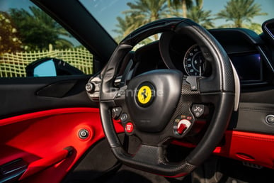 أسود Ferrari 488 Spyder للإيجار في Dubai 0