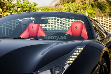 أسود Ferrari 488 Spyder للإيجار في Abu-Dhabi 2