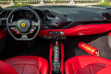 أسود Ferrari 488 Spyder للإيجار في Abu-Dhabi 3