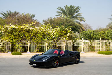 أسود Ferrari 488 Spyder للإيجار في Dubai 5